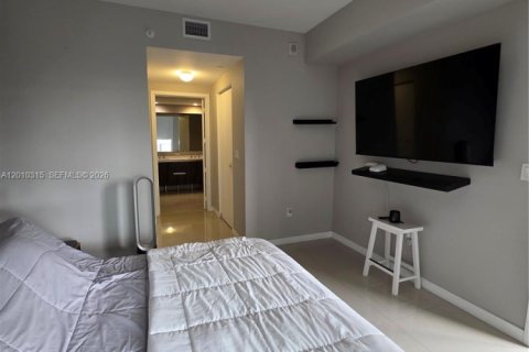 Condo in Miami, Florida, 2 bedrooms  № 2075352 - photo 16