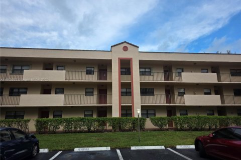 Condo in Miramar, Florida, 2 bedrooms  № 1875621 - photo 1
