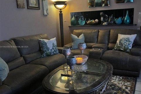 Condo in Miramar, Florida, 2 bedrooms  № 1875621 - photo 10
