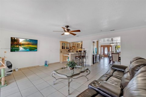 Casa en venta en Miami, Florida, 4 dormitorios, 222.97 m2 № 1942188 - foto 14
