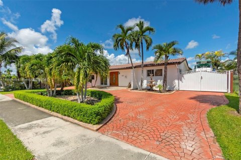 Casa en venta en Miami, Florida, 4 dormitorios, 222.97 m2 № 1942188 - foto 3