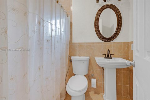Casa en venta en Miami, Florida, 4 dormitorios, 222.97 m2 № 1942188 - foto 17