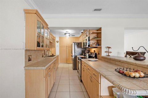 House in Miami, Florida 4 bedrooms, 222.97 sq.m. № 1942188 - photo 8