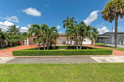 House in Miami, Florida 4 bedrooms, 222.97 sq.m. № 1942188 - photo 1