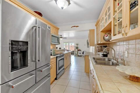 House in Miami, Florida 4 bedrooms, 222.97 sq.m. № 1942188 - photo 11