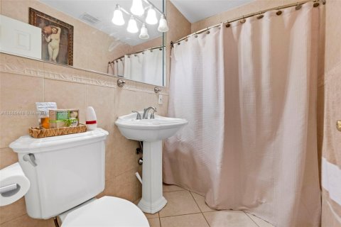 House in Miami, Florida 4 bedrooms, 222.97 sq.m. № 1942188 - photo 24