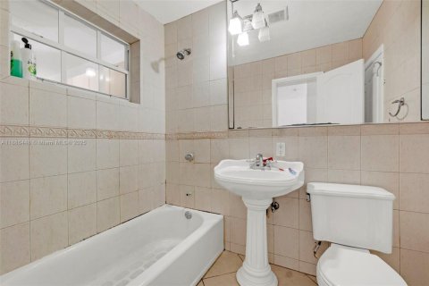 House in Miami, Florida 4 bedrooms, 222.97 sq.m. № 1942188 - photo 29