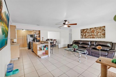 House in Miami, Florida 4 bedrooms, 222.97 sq.m. № 1942188 - photo 13