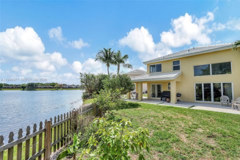 House in Miami, Florida 3 bedrooms, 185.8 sq.m. № 2002982 - photo 9