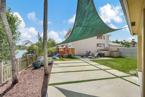 House in Miami, Florida 3 bedrooms, 185.8 sq.m. № 2002982 - photo 10