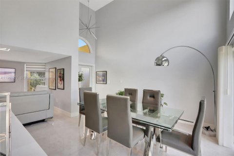 House in Miami, Florida 3 bedrooms, 185.8 sq.m. № 2002982 - photo 16