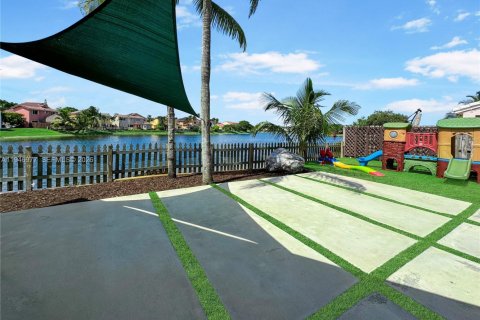 House in Miami, Florida 3 bedrooms, 185.8 sq.m. № 2002982