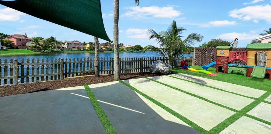 House in Miami, Florida 3 bedrooms, 185.8 sq.m. № 2002982