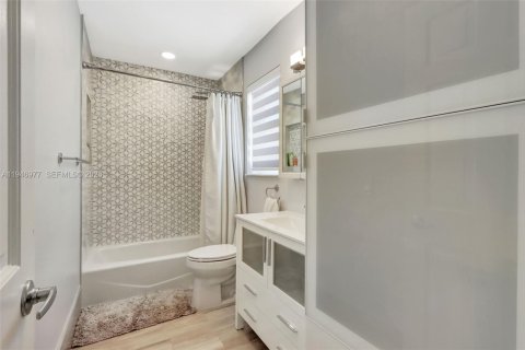 House in Miami, Florida 3 bedrooms, 185.8 sq.m. № 2002982 - photo 28