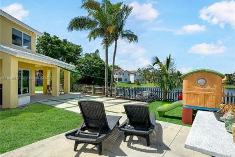 House in Miami, Florida 3 bedrooms, 185.8 sq.m. № 2002982 - photo 13