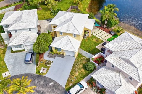 House in Miami, Florida 3 bedrooms, 185.8 sq.m. № 2002982 - photo 4