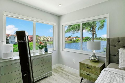 House in Miami, Florida 3 bedrooms, 185.8 sq.m. № 2002982 - photo 2