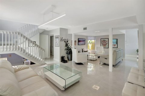 House in Miami, Florida 3 bedrooms, 185.8 sq.m. № 2002982 - photo 18