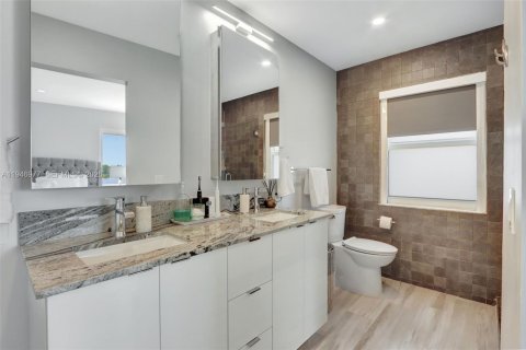 House in Miami, Florida 3 bedrooms, 185.8 sq.m. № 2002982 - photo 24