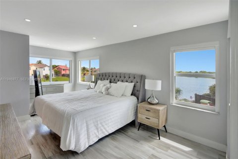 House in Miami, Florida 3 bedrooms, 185.8 sq.m. № 2002982 - photo 22