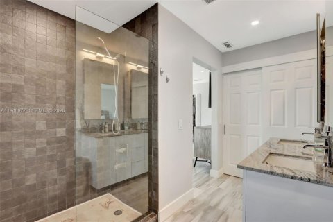 House in Miami, Florida 3 bedrooms, 185.8 sq.m. № 2002982 - photo 25