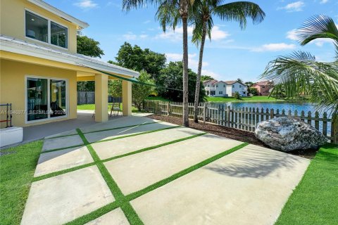 House in Miami, Florida 3 bedrooms, 185.8 sq.m. № 2002982 - photo 11