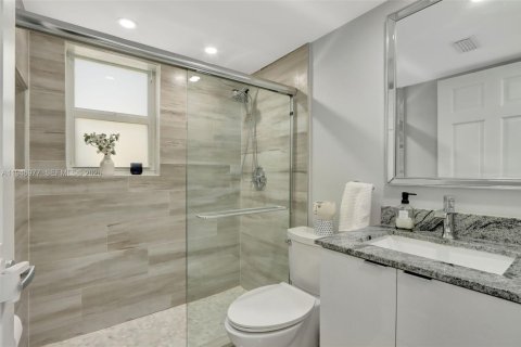 House in Miami, Florida 3 bedrooms, 185.8 sq.m. № 2002982 - photo 20