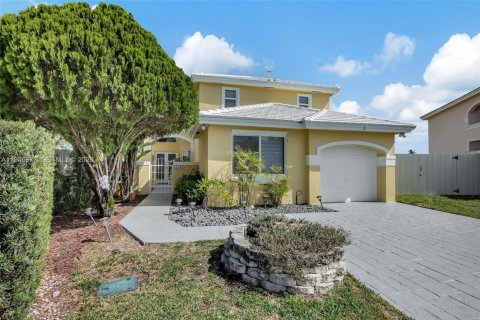 House in Miami, Florida 3 bedrooms, 185.8 sq.m. № 2002982 - photo 6