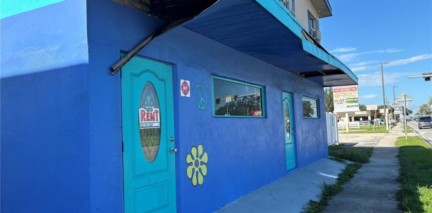 Commercial property in Pinellas Park, Florida 281.87 sq.m. № 1383806