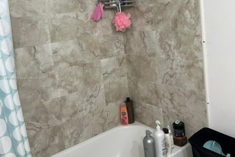 Copropriété à vendre à Hialeah, Floride: 2 chambres, 99.41 m2 № 1965305 - photo 7