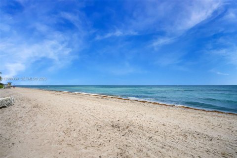 Copropriété à louer à Hollywood, Floride: 2 chambres, 104.05 m2 № 2170147 - photo 23
