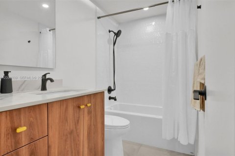 Copropriété à louer à Hollywood, Floride: 2 chambres, 104.05 m2 № 2170147 - photo 18
