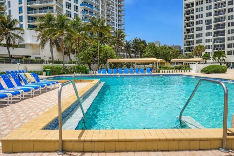 Copropriété à louer à Hollywood, Floride: 2 chambres, 104.05 m2 № 2170147 - photo 24