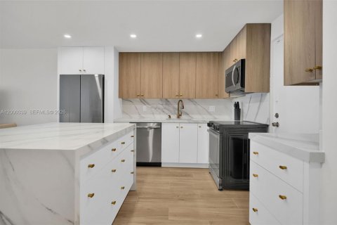 Copropriété à louer à Hollywood, Floride: 2 chambres, 104.05 m2 № 2170147 - photo 5