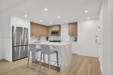 Copropriété à louer à Hollywood, Floride: 2 chambres, 104.05 m2 № 2170147 - photo 6