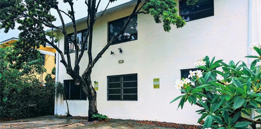 Commercial property in Lake Worth, Florida 6 bedrooms, 240.8 sq.m. № 1873749