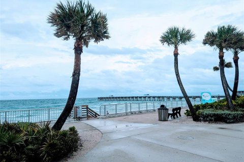 Commercial property in Lake Worth, Florida 6 bedrooms, 240.8 sq.m. № 1873749 - photo 2