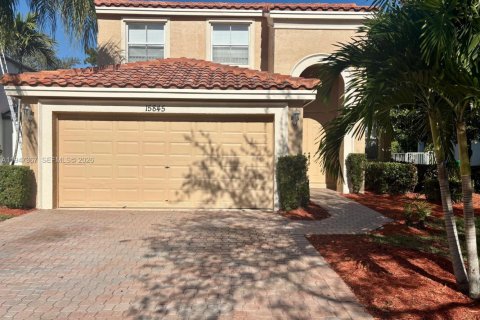 House in Miramar, Florida 4 bedrooms, 238.39 sq.m. № 2003374 - photo 4