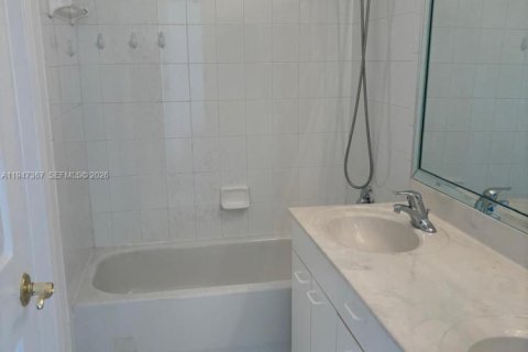 House in Miramar, Florida 4 bedrooms, 238.39 sq.m. № 2003374 - photo 20