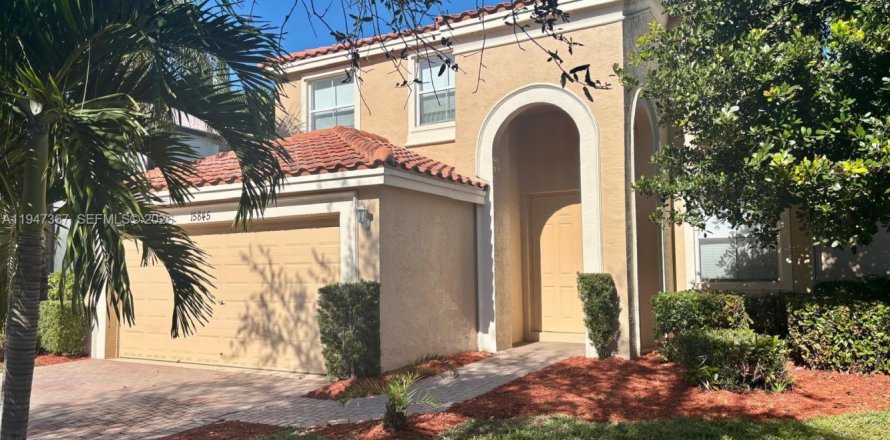 House in Miramar, Florida 4 bedrooms, 238.39 sq.m. № 2003374