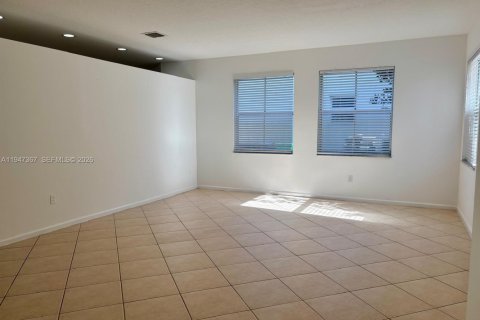 House in Miramar, Florida 4 bedrooms, 238.39 sq.m. № 2003374 - photo 15