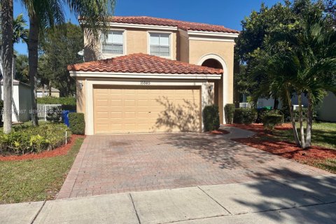 House in Miramar, Florida 4 bedrooms, 238.39 sq.m. № 2003374 - photo 3