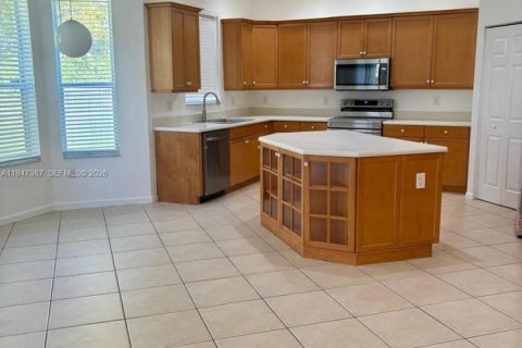 House in Miramar, Florida 4 bedrooms, 238.39 sq.m. № 2003374 - photo 13