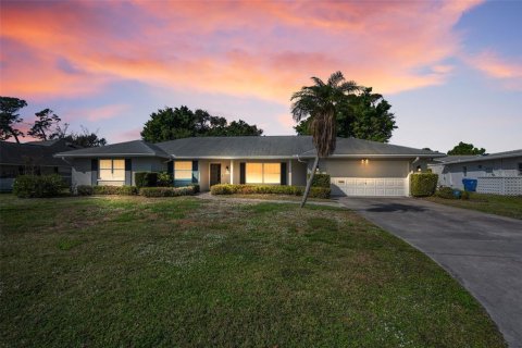 House in Belleair, Florida 3 bedrooms, 191.47 sq.m. № 2198719