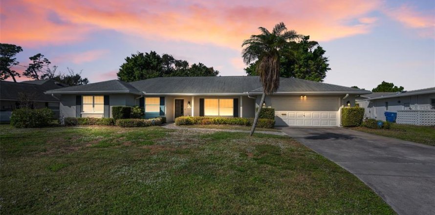 House in Belleair, Florida 3 bedrooms, 191.47 sq.m. № 2198719