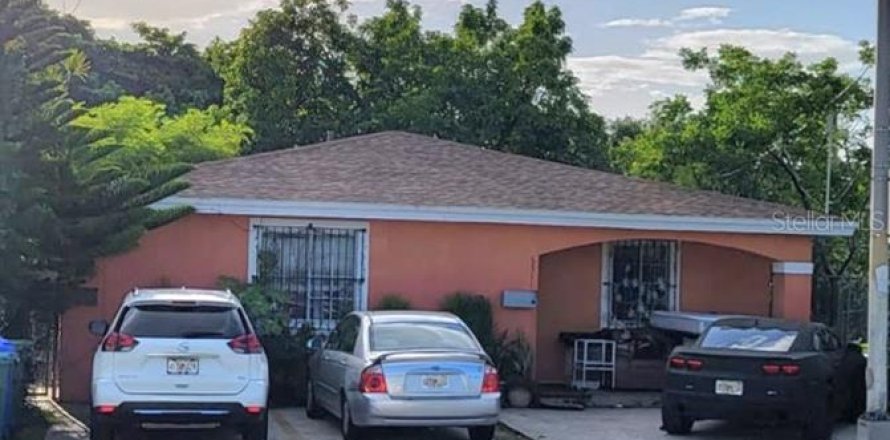 Propiedad comercial en Miami, Florida 4 dormitorios, 156.08 m2 № 220359