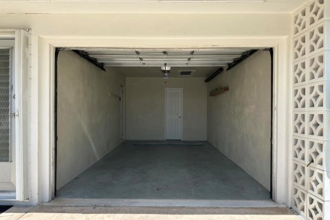 Condo in Lantana, Florida, 2 bedrooms № 2247303 - photo 3