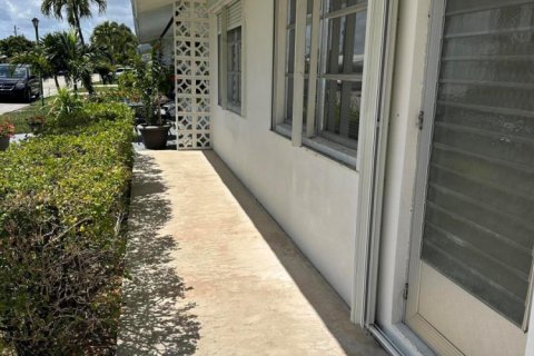 Condo in Lantana, Florida, 2 bedrooms № 2247303 - photo 2