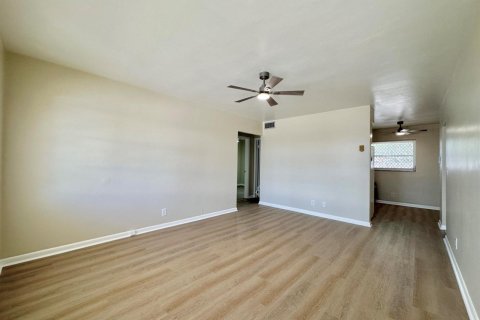 Condo in Lantana, Florida, 2 bedrooms № 2247303 - photo 8