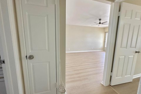 Condo in Lantana, Florida, 2 bedrooms № 2247303 - photo 15